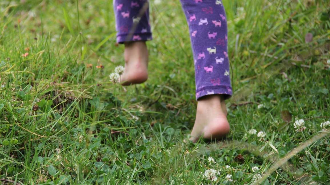 La marche à pieds nus … la solution miracle pour une bonne santé !